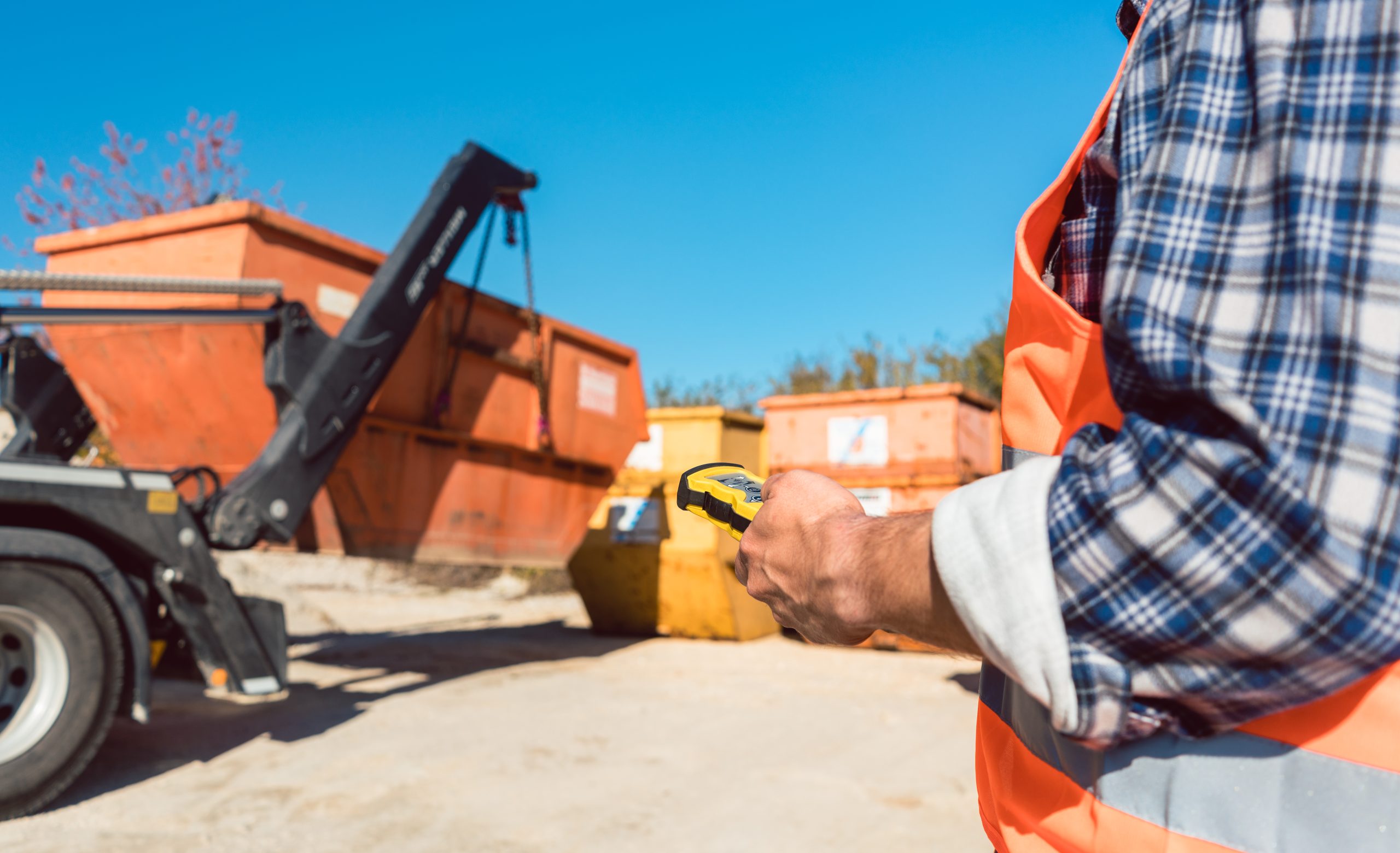 Arbeiter bedient Maschine auf Baustelle