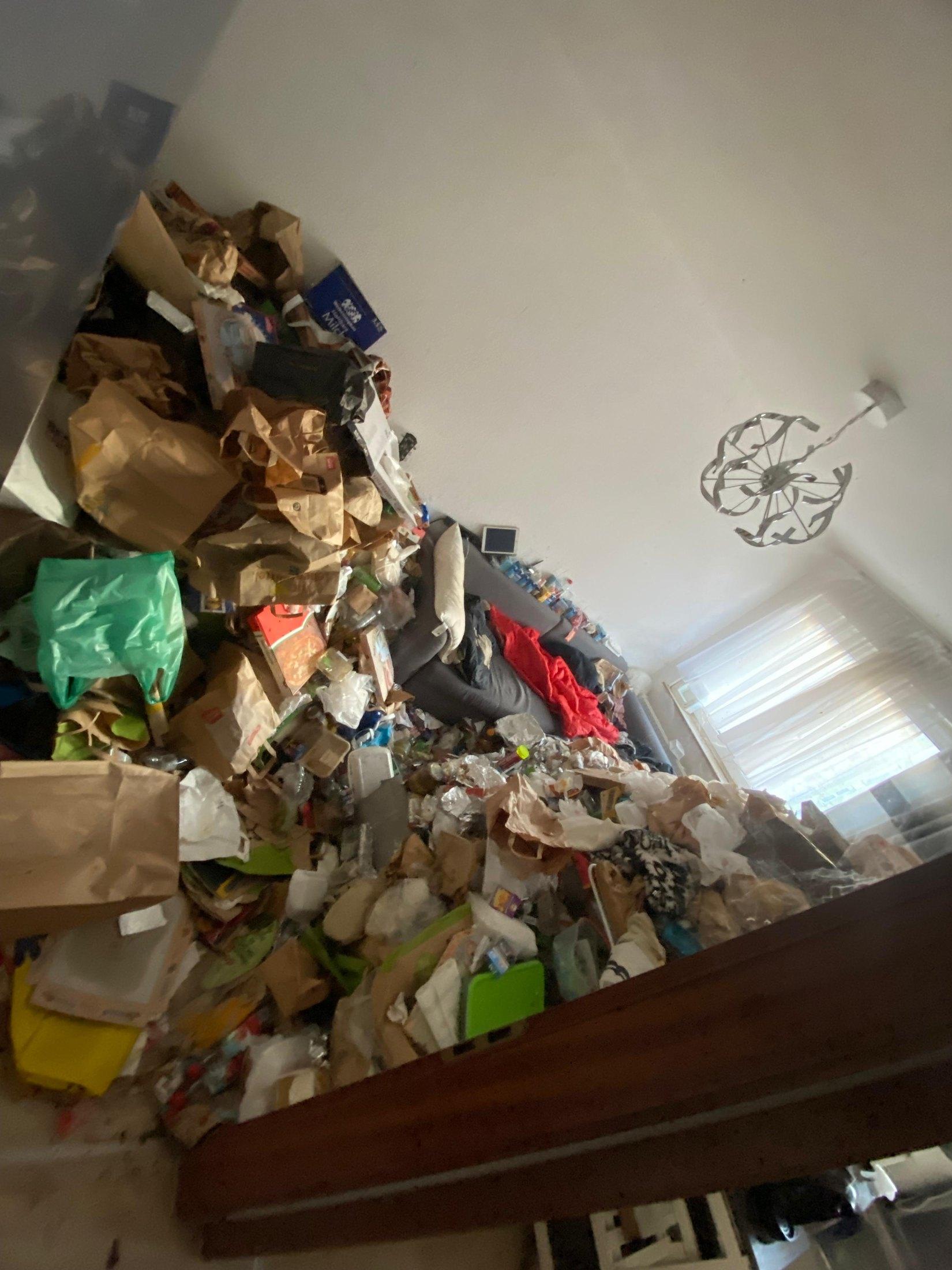 Messie-Wohnung vor Entrümpelung