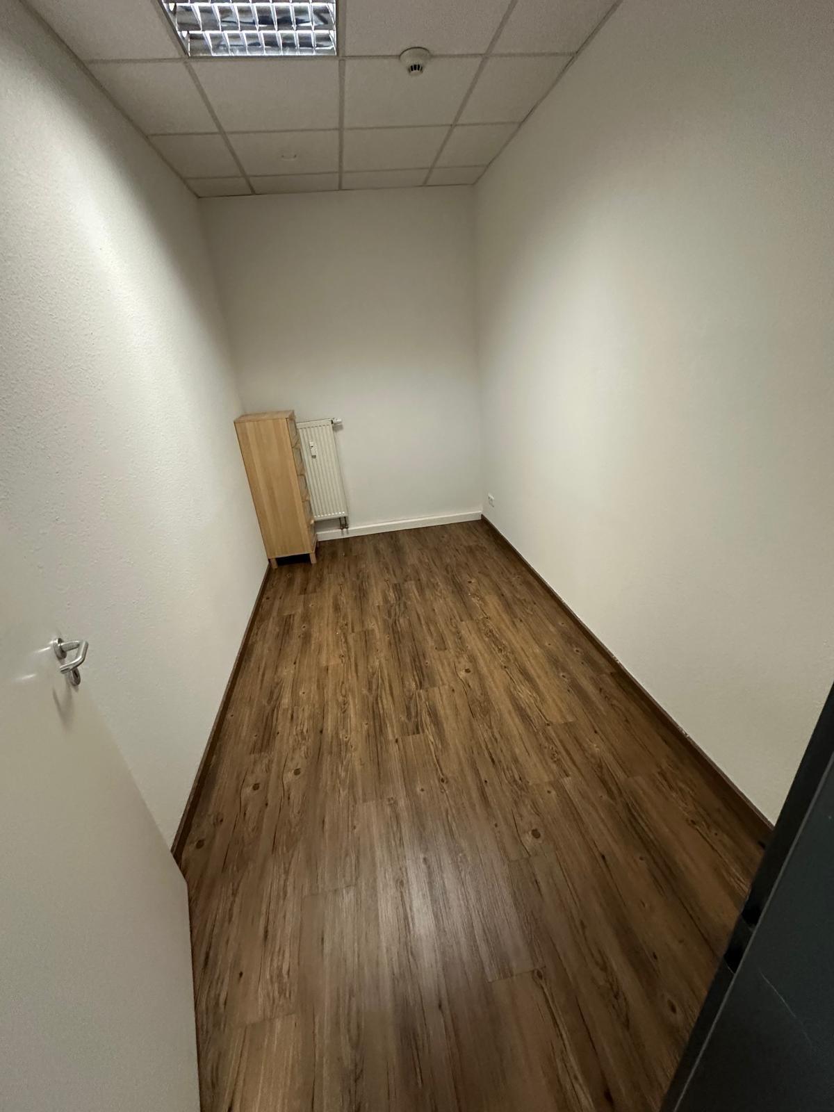 Leerer, besenreiner Raum