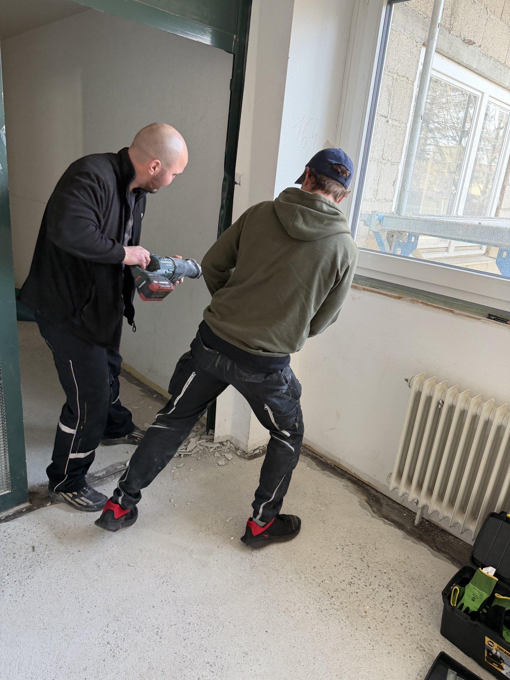 Renovierungsarbeiten mit Bohrer