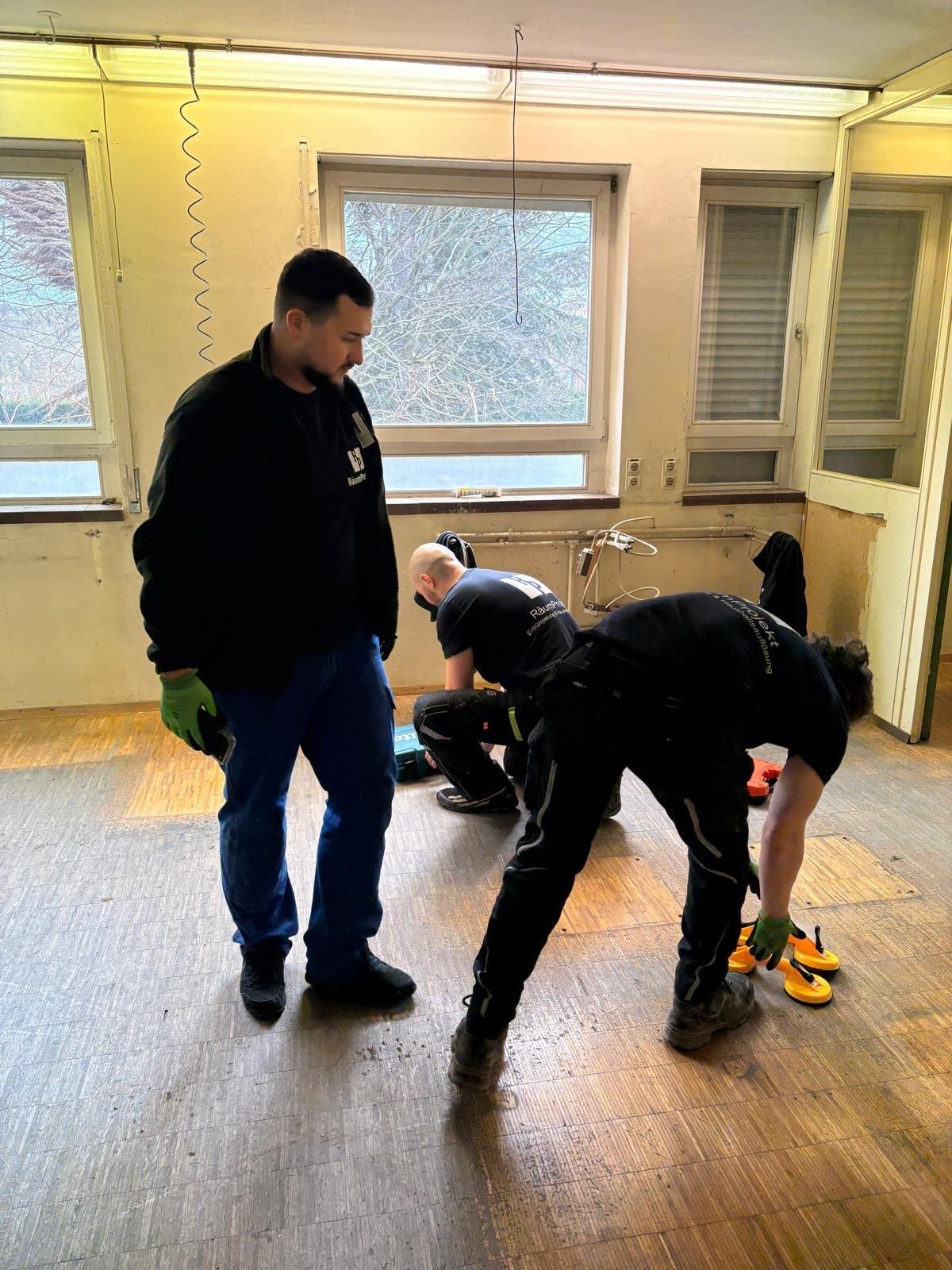 Team beim Werkzeug-Einsatz