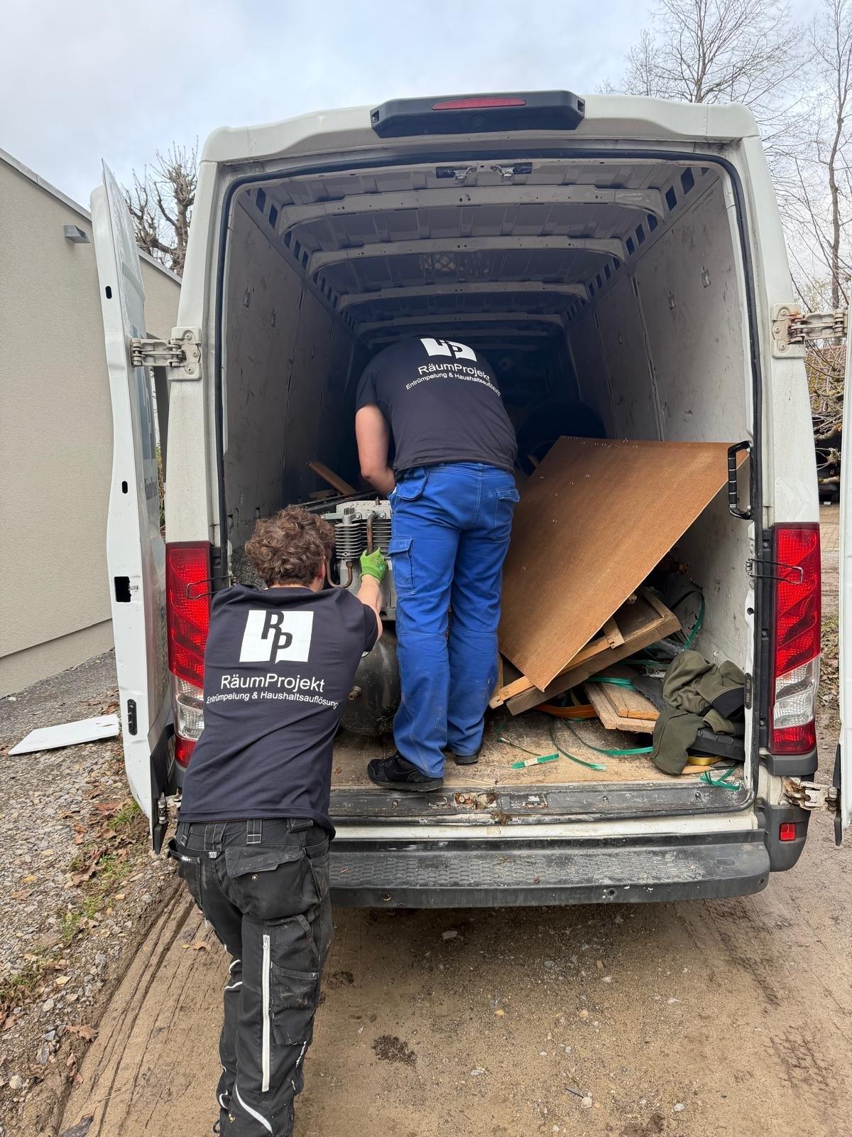Beladung des Einsatzfahrzeugs
