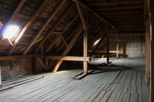 Altes Dachbodeninterieur mit Holzstruktur.